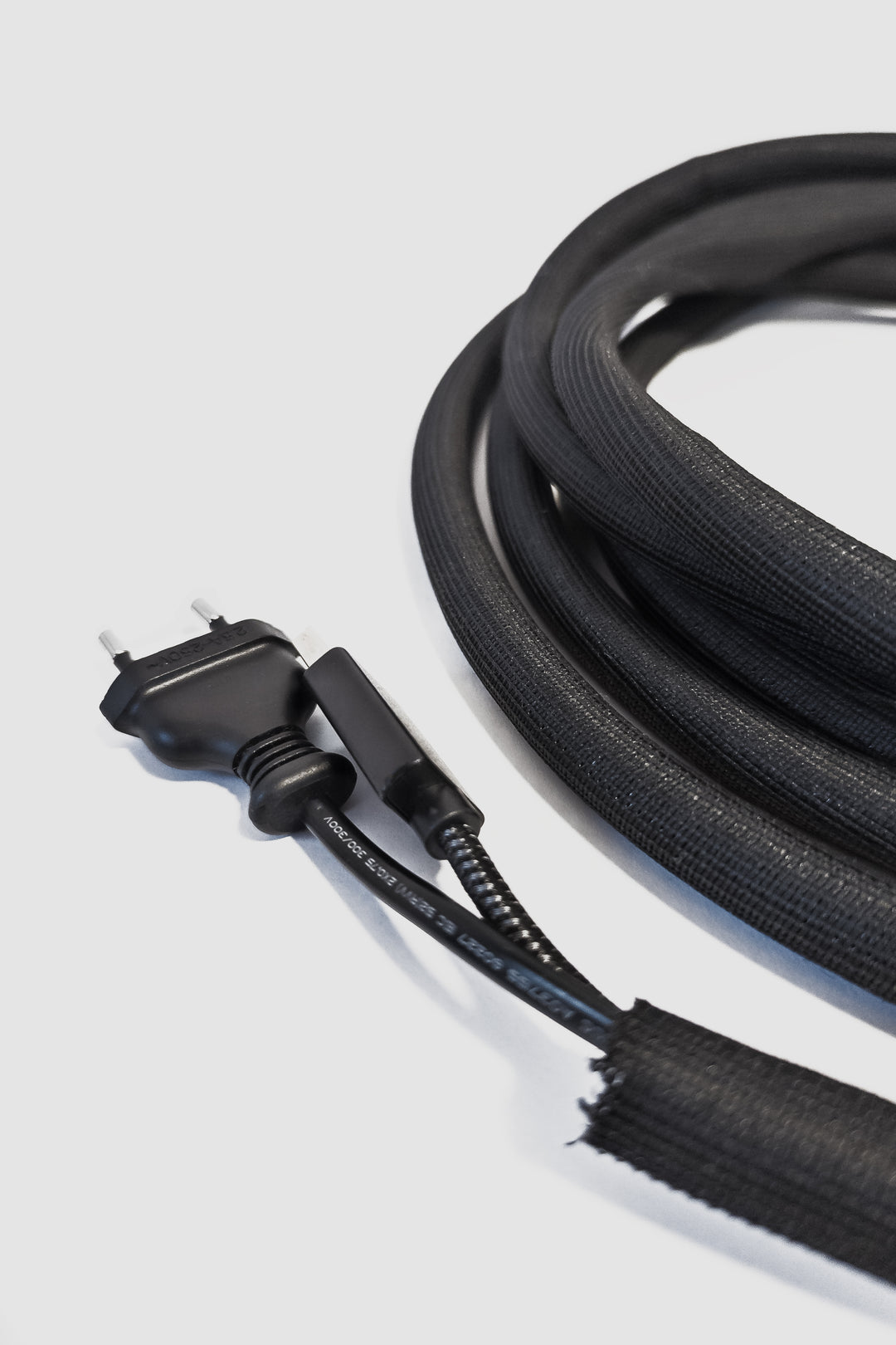 Self-closing cable hose / fabric hose, black
